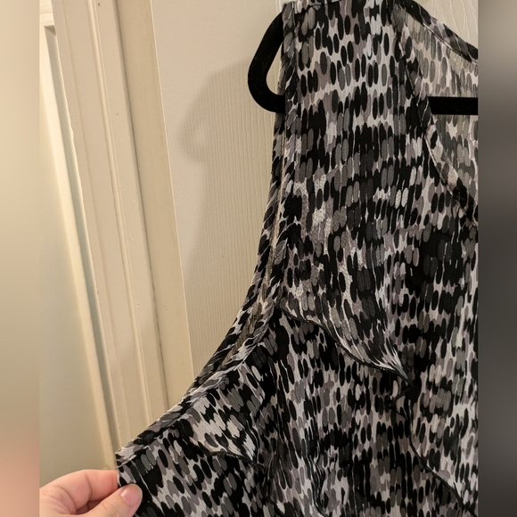 Avenue black & white brush stroke, layered, sleeveless blouse, size 26/28 - Picture 9 of 12